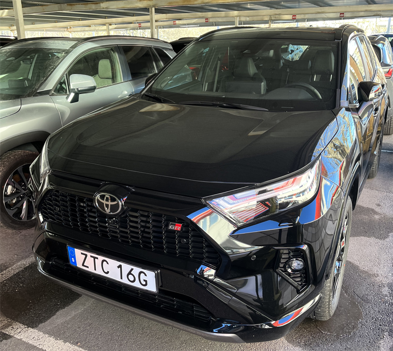 Svart Toyota RAV4 Hybrid AWD-i GR Sport stulen i Skärholmen, Stockholm