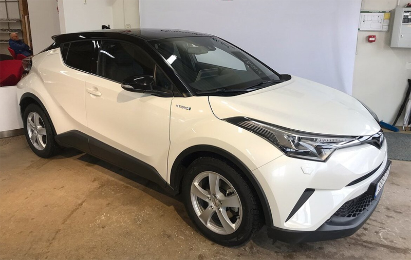 Vit med svart tak Toyota C-HR 1.8 Hybrid X-Edition stulen i Bromma, Stockholm