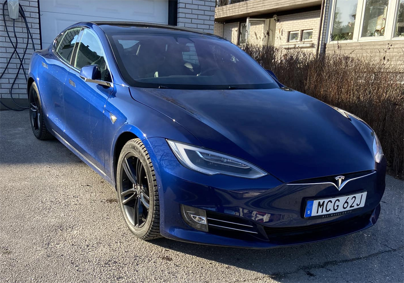 Blå metallic Tesla Model S stulen i Täby norr om Stockholm