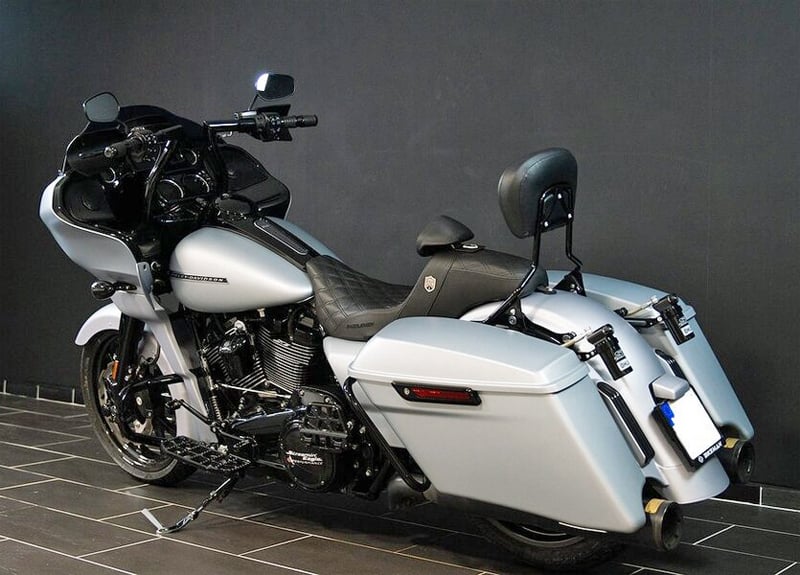 Silvermetallic Harley Davidson Road Glide Special stulen utanför Ängelholm