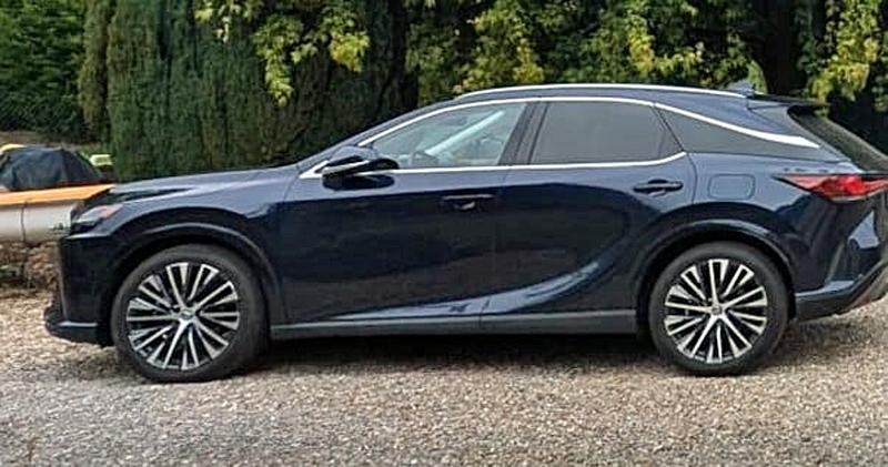Mörkblå metallic Lexus RX 450H + Exucutive stulen i Täby norr om Stockholm