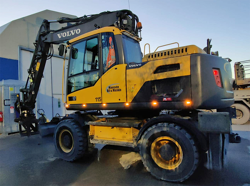 Hjulburen grävmaskin Volvo EW160 D stulen i Spånga, Stockholm