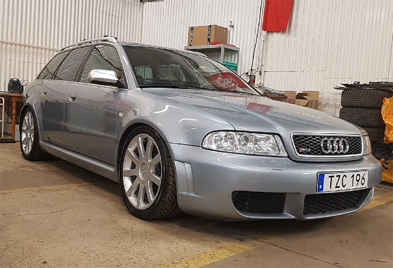 Silvermetallic Audi RS4 B5 stulen i Nynäshamn, hittad i Södertälje och bärgad från platsen till Länna där den stulits igen.