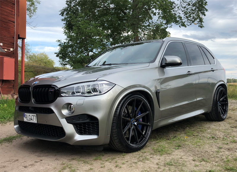 Grå metallic BMW X5 M stulen i Linköping