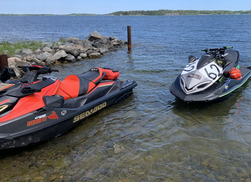 Dubbeltrailer lastad med en  Sea Doo RXT-X 300 RS och en  Kawasaki 310 X stulen i Tullinge strax söder om Stockholm 