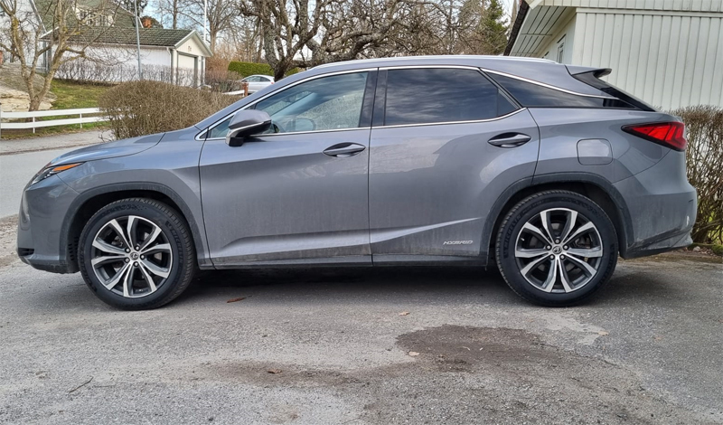 Grå metallic Lexus RX 450H stulen på Lidingö