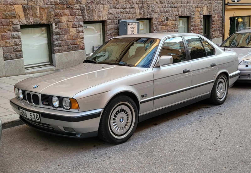 Silvermetallic BMW M5 E34 stulen i låst garage i Kista Stockholm