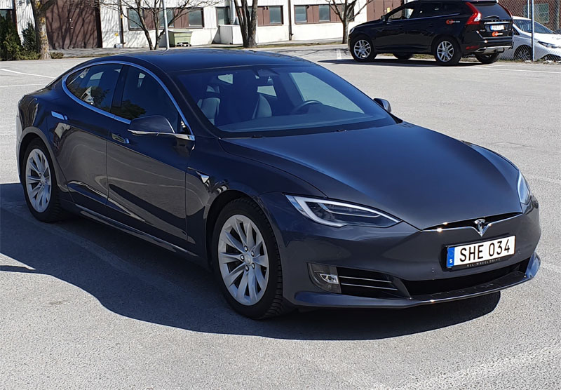 Grå Tesla Model S 100D stulen i Kalhäll, nordväst om Stockholm