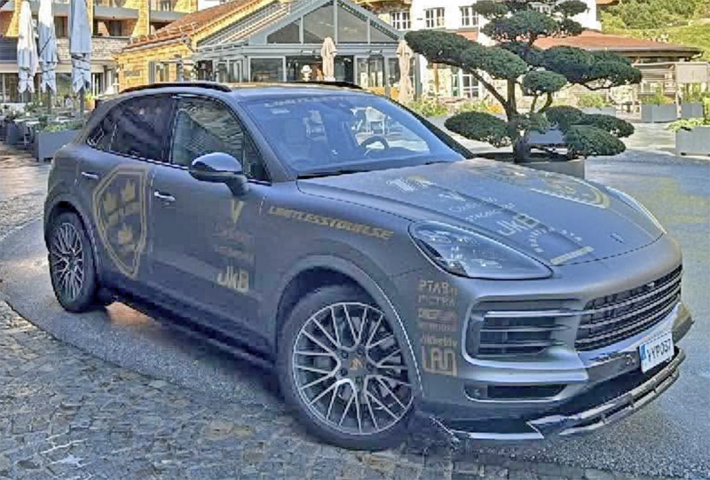 Gråblå metallic Porsche Cayenne S stulen i Bromma, Stockholm