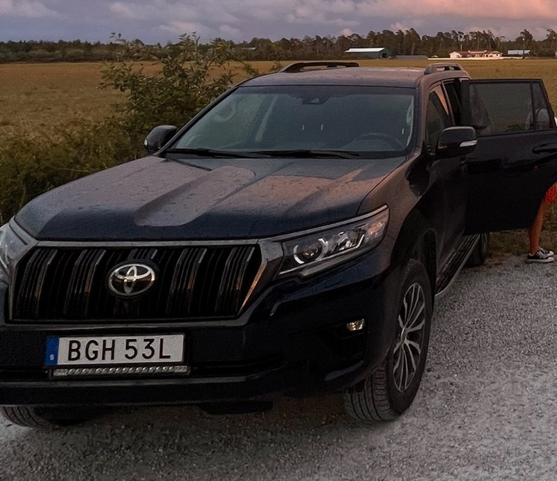 Mörkblå Toyota Land Cruiser stulen på Lidingö