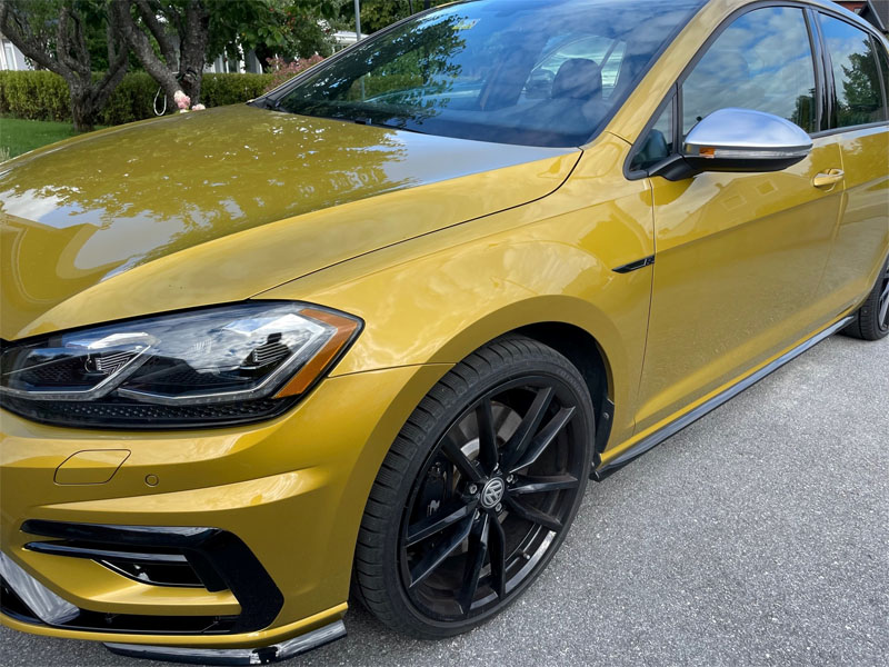 Guldfärgad Volkswagen Golf R 2.0 4Motion stulen/rån i Skälby/Barkarby nordväst om Stockholm
