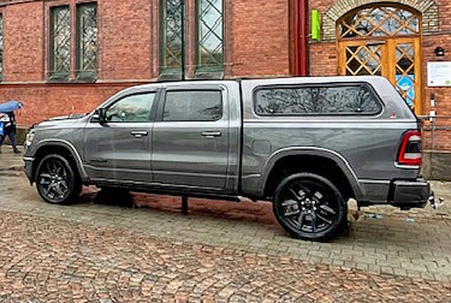 Mörkgrå metallic RAM 1500 Crew Cab med kåpa stulen i Getinge norr om Halmstad