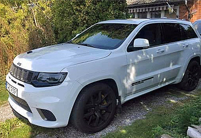 Vit Jeep Grand Cherokee SRT Trackhawk stulen i Bålsta mellan Stockholm och Enköping