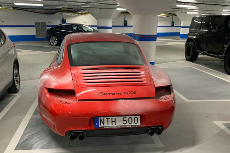 Röd Porsche 997/ 911 Carrera GTS slaktad i centrala Stockholm