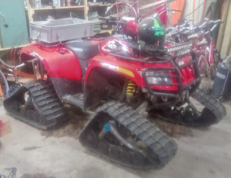 Röd Arctic Cat XT 1000 med bandsats stulen i Hudiksvall
