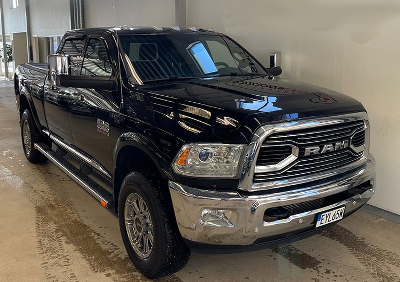 Svart RAM 2500 Crew Cab Laramie Longhorn stulen i Rydsgård nordväst om Ystad