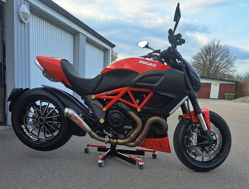 Röd Ducati Diavel Carbon stulen i Frillesås mellan Varberg och Kungsbacka