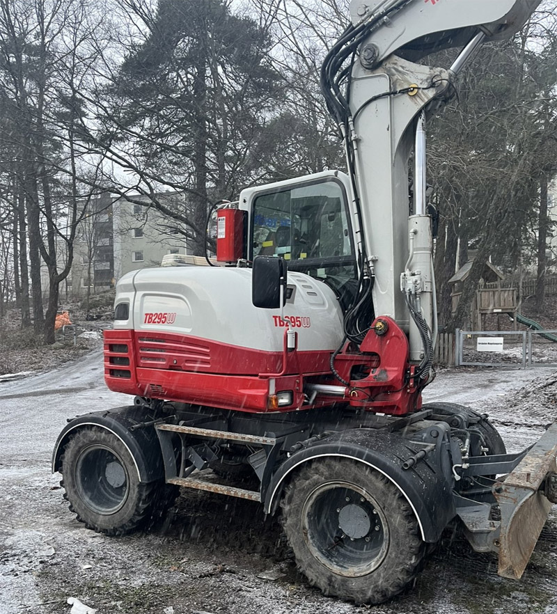 Hjulburen grävmaskin Takeuchi TB295W stulen i Hagsätra, Stockholm