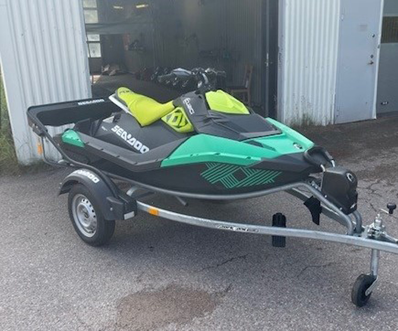 2 stycken Sea Doo Spark 900 HO stulna på trailer i Avesta 