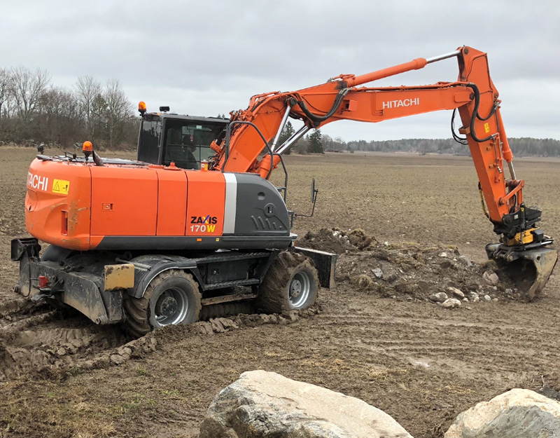 Hjulburen grävmaskin Hitachi Zaxis 170 W stulen mellan Gislaved och Sjötofta