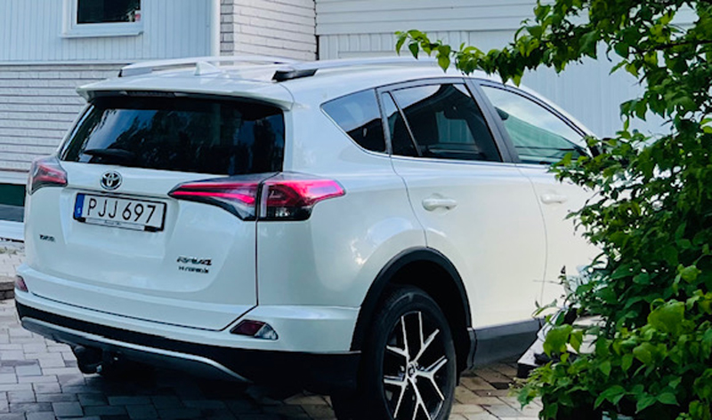 Vit Toyota RAV4 Hybrid AWD stulen i Häggvik Sollentuna