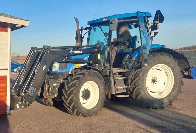 Blå traktor New Holland T6020 stulen på Sviestadbanan utanför Linköping