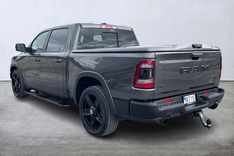 Grå metallic RAM 1500 Crew Cab Rebel