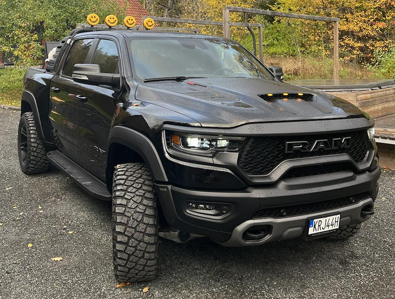 Svart RAM 1500 TRX stulen utanför Uppsala