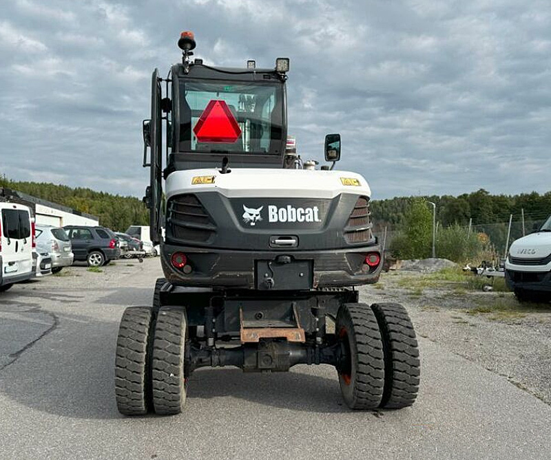 Hjulburen grävmaskin Bobcat E57W stulen i Hjulsta, Stockholm