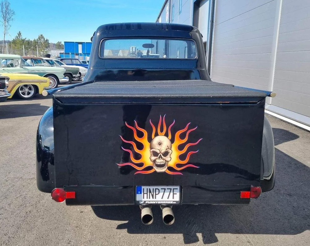 Ford F-100 från 1955 med handbyggd kompressormatad V8 efterlyst i konkursärende.