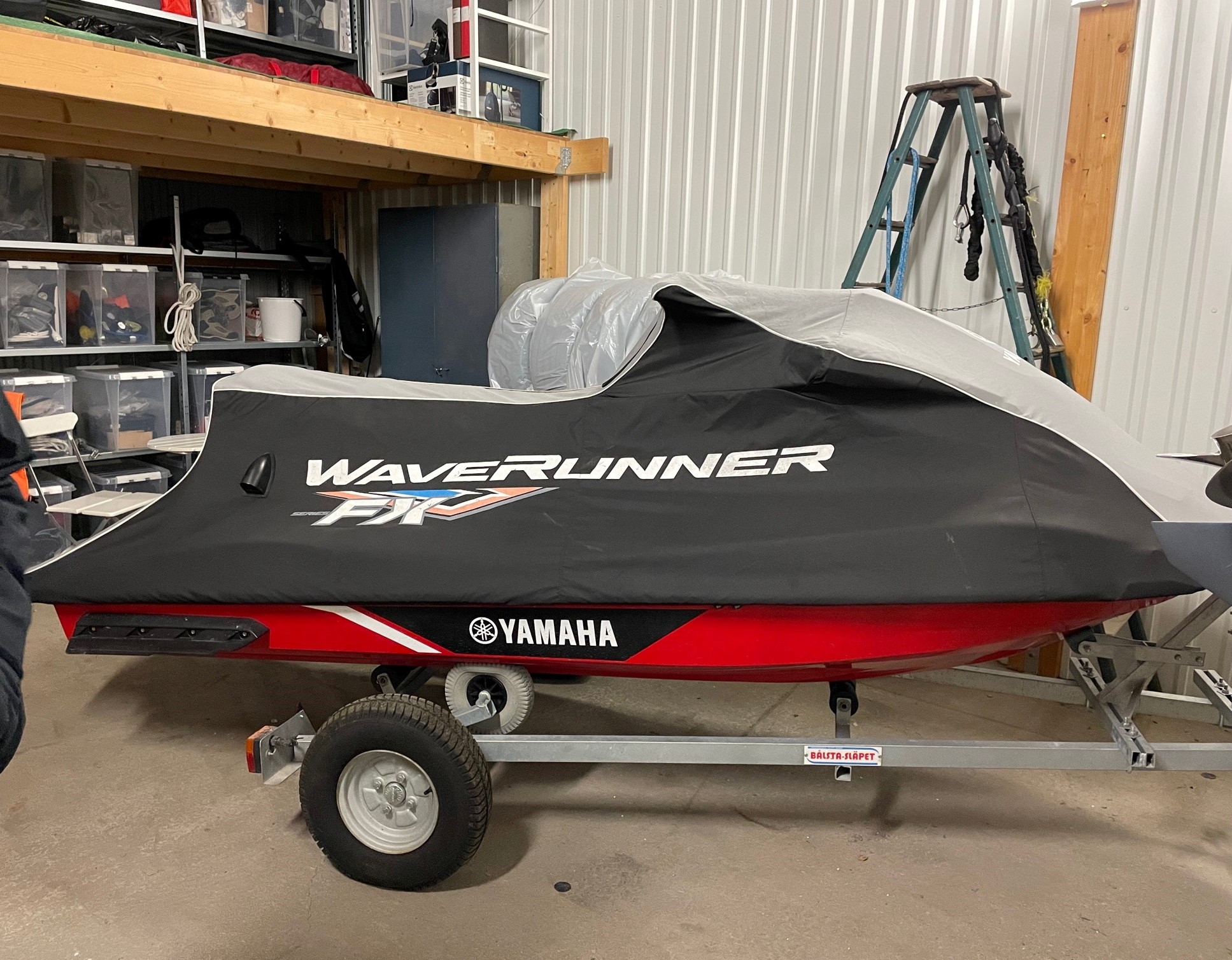 Grovt Bedrägeri i samband med förmedlingsuppdrag, Finnmaster T7 med 250HK Yamaha samt vattenskoter, Yamaha FXSVHO. Godsvärde 855 000Kr