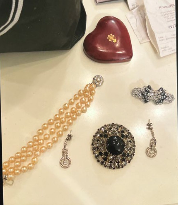 Smycken värda stora belopp stulna vid åldringsbrott i Stockholm