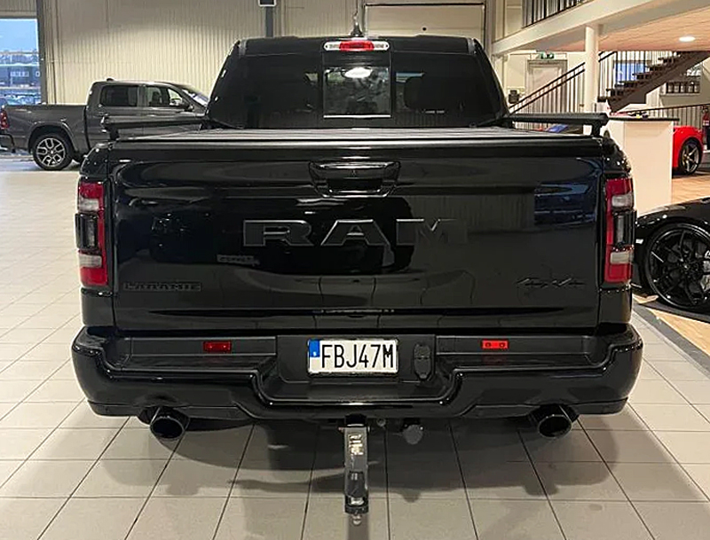 Svart RAM 1500 Crew Cab Laramie Night Edition stulen i Uppsala