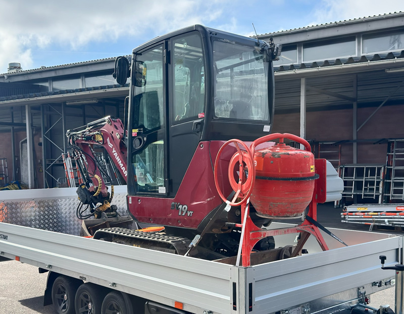 Röd minigrävare Yanmar SV19 stulen i Mölndal, Göteborg