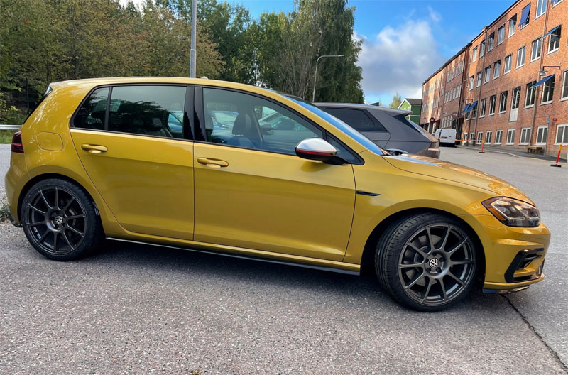 Guldfärgad Volkswagen Golf R 2.0 4Motion stulen/rån i  Skälby/Barkarby nordväst om Stockholm