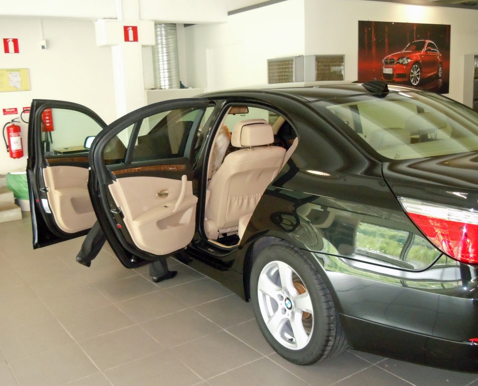 Svart BMW 525 XI sedan stulen i Täby