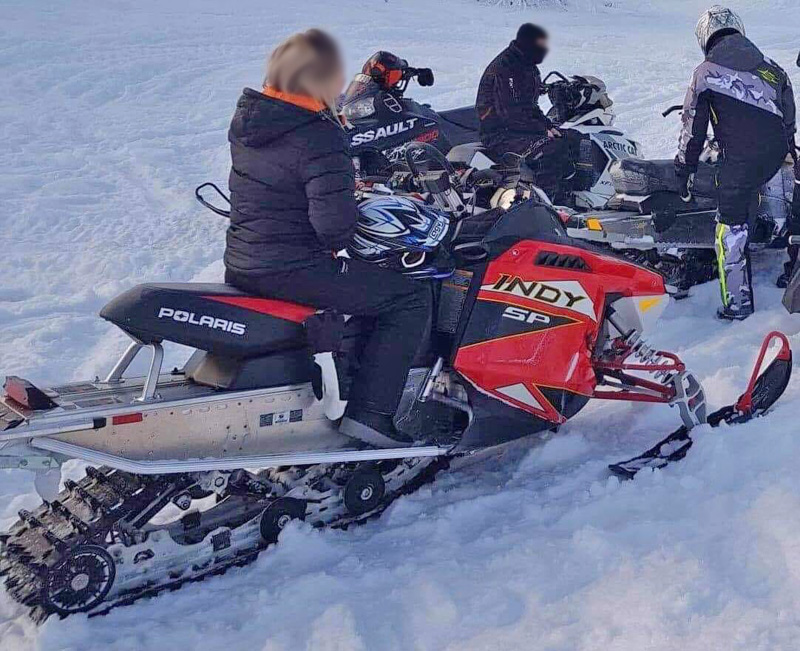 Släp lastat med en röd Polaris Indy 600 SP stulet i Rödånäs ca 35 km norr om Umeå