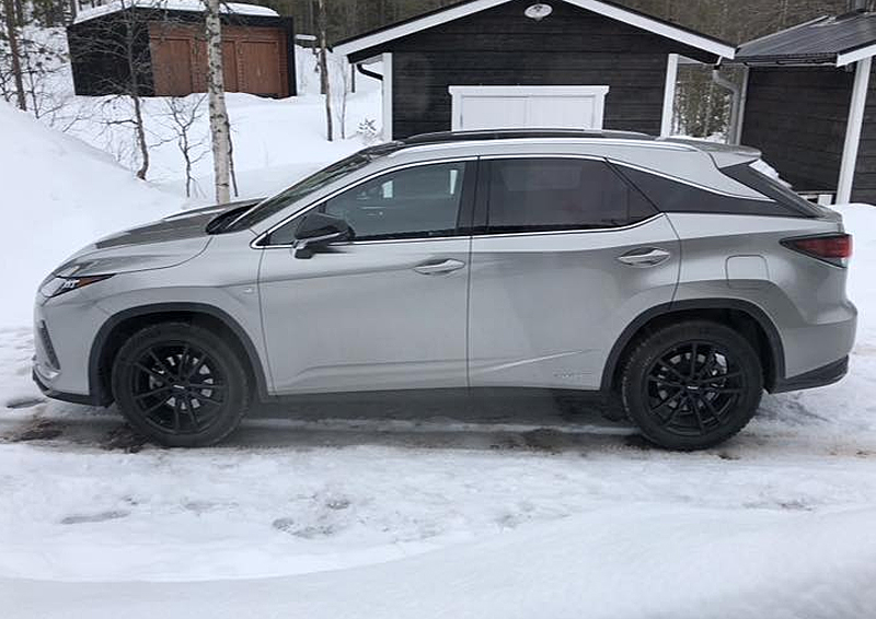 Ljusgrå metallic Lexus RX 450H AWD stulen i Kumla söder om Örebro