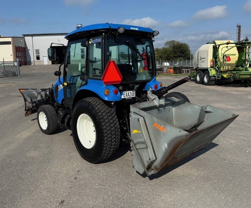 Blå traktor New Holland Boomer 50 med sandspridare och vikplog, stulen/ bedrägeri, Horred.
