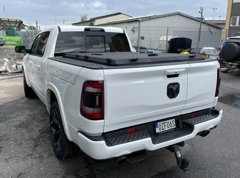 Vit RAM 1500 Crew Cab Limited Night Edition stulen i Vallentuna