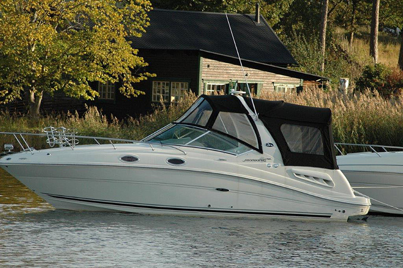 Vit Sea Ray 260 Sundancer stulen i Skanstull, Stockholm