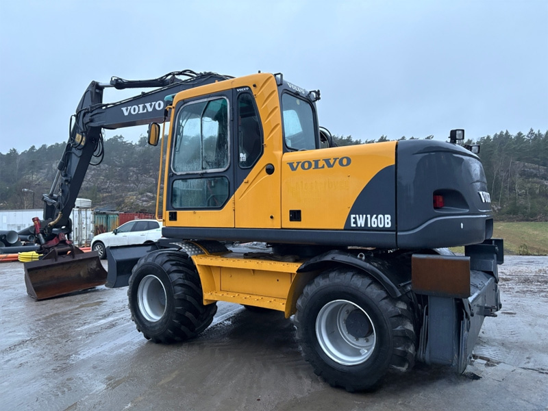 Gul hjulburen grävmaskin Volvo EW160B stulen i Fleninge norr om Helsingborg