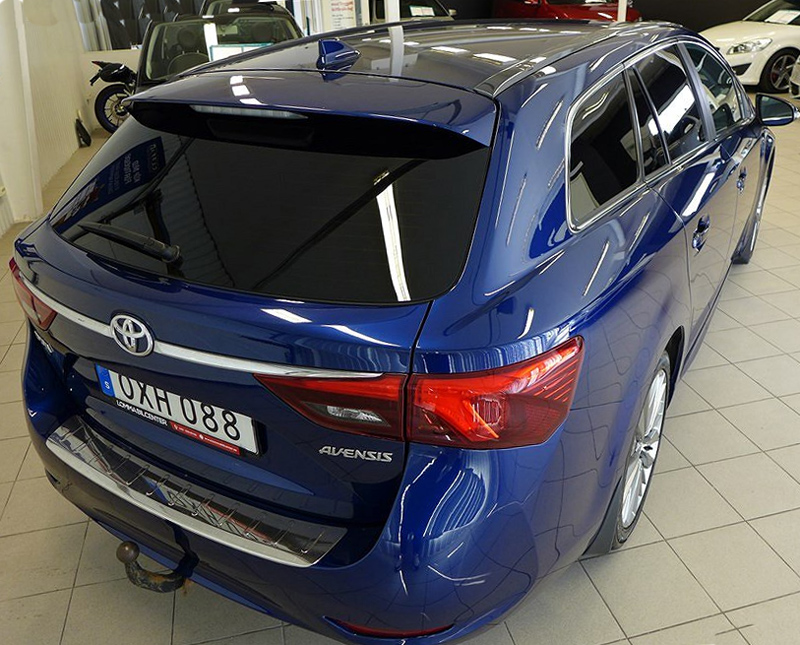 Blå metallic Toyota Avensis kombi stulen utanför Eslöv