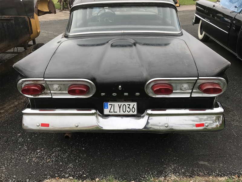 Svart Ford Custom 300 från 1958 stulen norr om Vänersborg