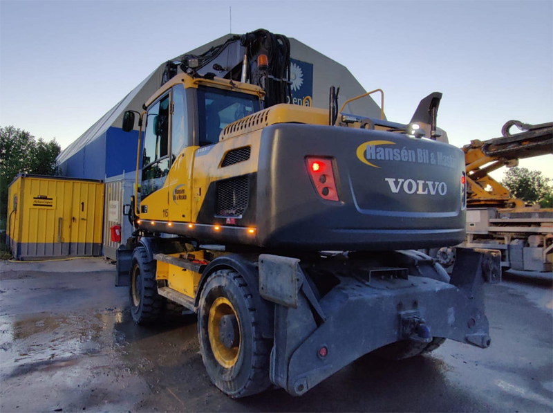 Hjulburen grävmaskin Volvo EW160 D stulen i Spånga, Stockholm