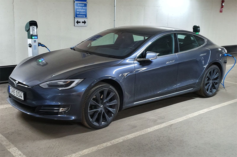 Grå Tesla Model S 100D stulen i Kalhäll, nordväst om Stockholm