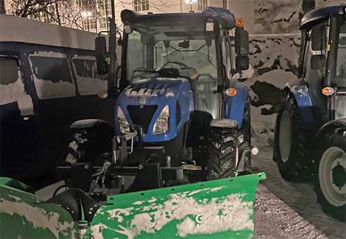 Traktor New Holland T4.65S med vikplog och sandspridare stulen i Huddinge