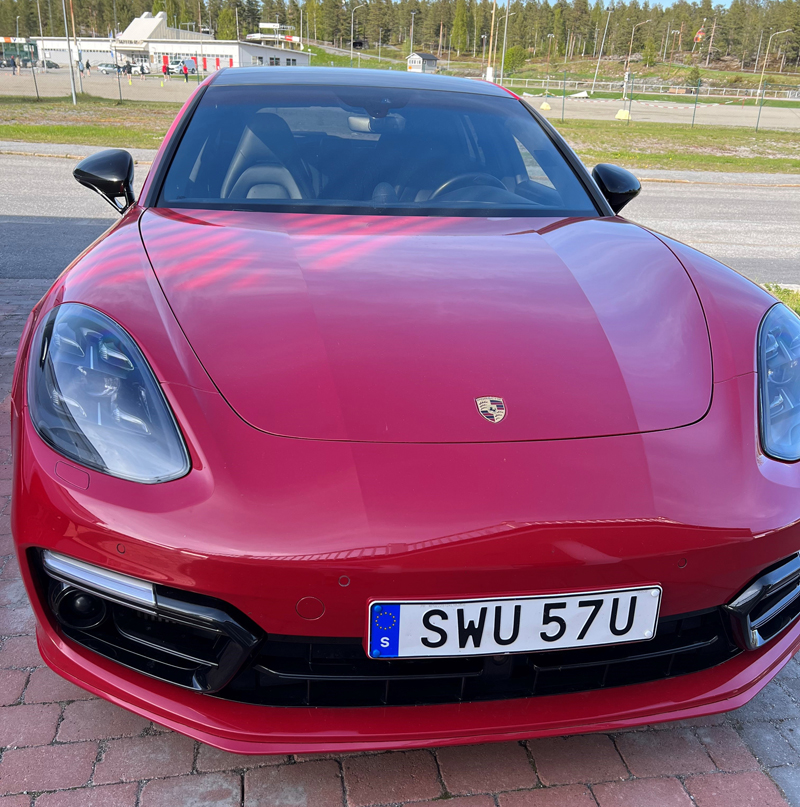 Mattsvart Lamborghini Urus och röd Porsche Panamera 4 -E-Hybrid Sport Turismo stulna i Örnsköldsvik