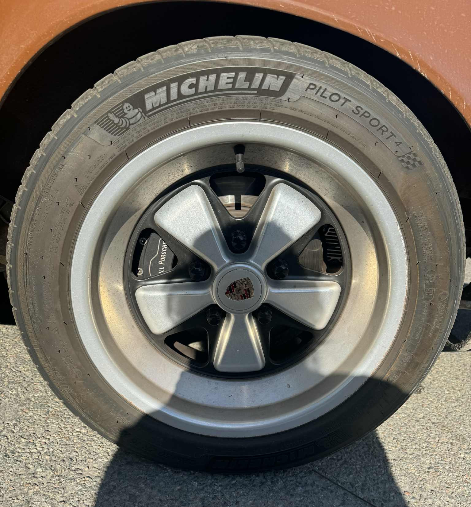 Renoverad och ombyggd brun Porsche 911 S stulen på Djurgården i Stockholm
