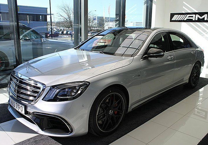 Silvermetallic Mercedes Benz S63 AMG lång version, stulen i Källby strax öster om Lidköping